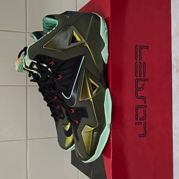 Nike LeBron XI 'King's Pride' - Picture 2 of 6